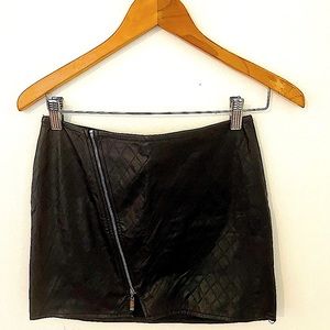 Black skirt with zipper in the front